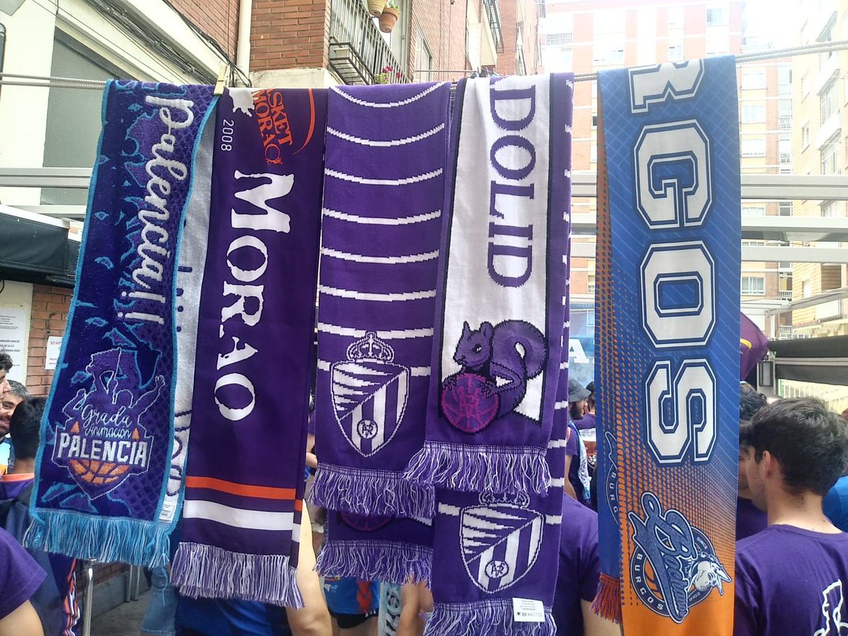 CBC_Valladolid's tweet image. 🙌 BALONCESTO. Ejemplo de cordialidad entre aficiones y de disfrute en una fiesta deportiva. ¡Bravo, @SanPabloBurgos @ZunderPalencia!