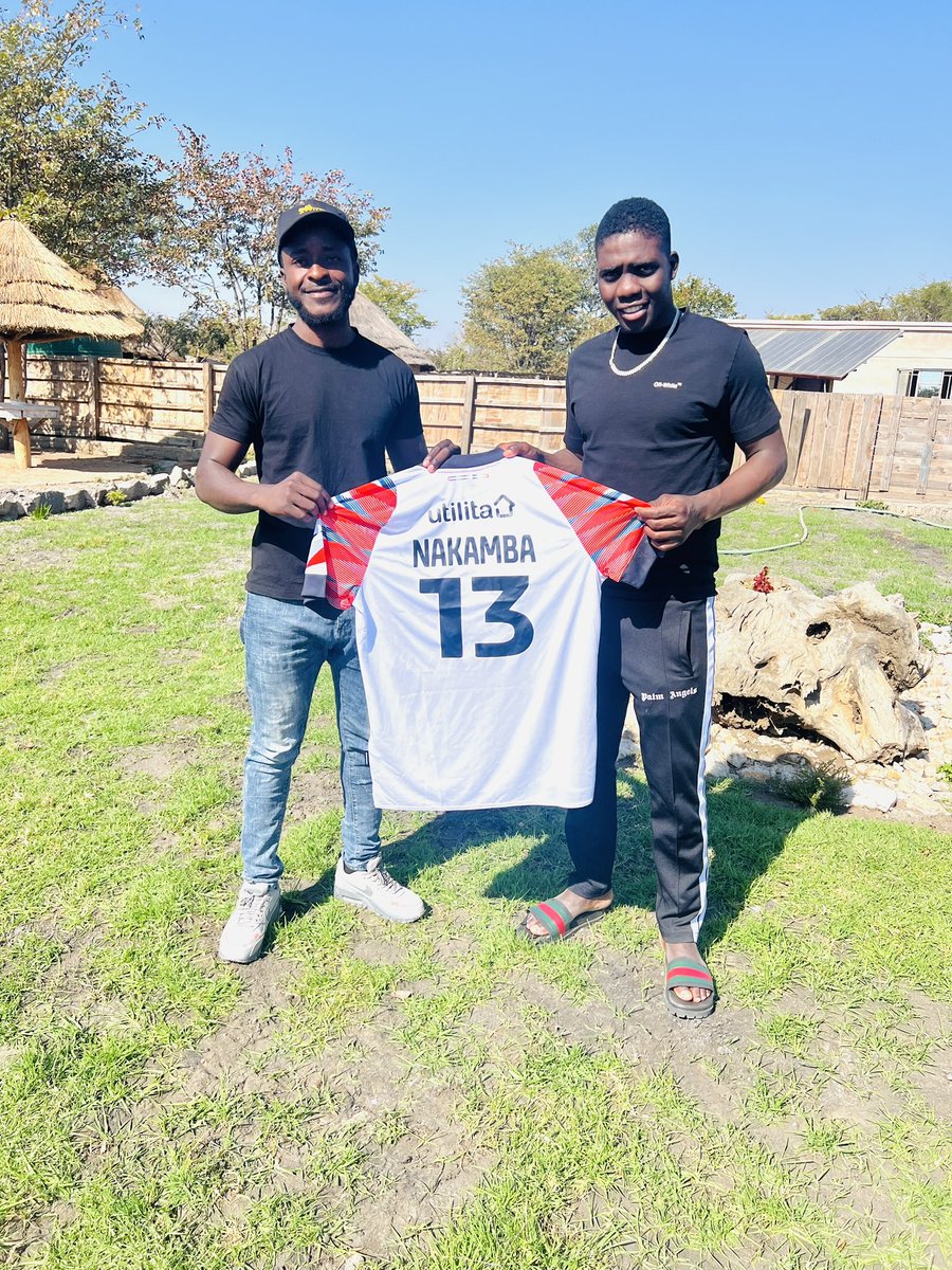 terrymap1's tweet image. Ladies and Gentlemen I hosted the Premier League and Warriors midfield maestro @Nakamba_11 Marvelous Nakamba.😭😭. Bro drove down to the Village to support a brother. The humbleness of this guy is out of this world. Imagine having lunch with Nakamba in Village 6😭😭🙏🏿❤️❤️ God🙏🏿
