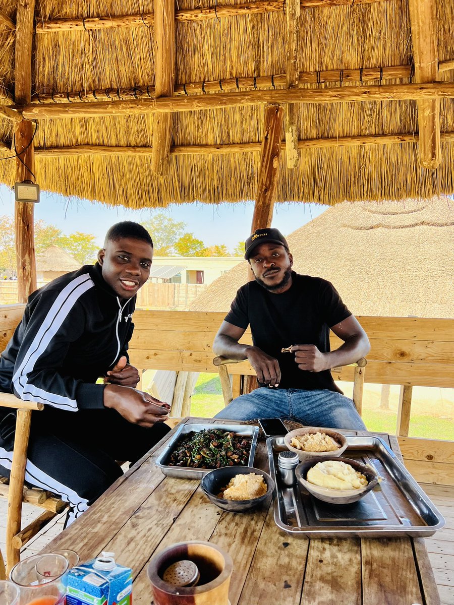 terrymap1's tweet image. Ladies and Gentlemen I hosted the Premier League and Warriors midfield maestro @Nakamba_11 Marvelous Nakamba.😭😭. Bro drove down to the Village to support a brother. The humbleness of this guy is out of this world. Imagine having lunch with Nakamba in Village 6😭😭🙏🏿❤️❤️ God🙏🏿