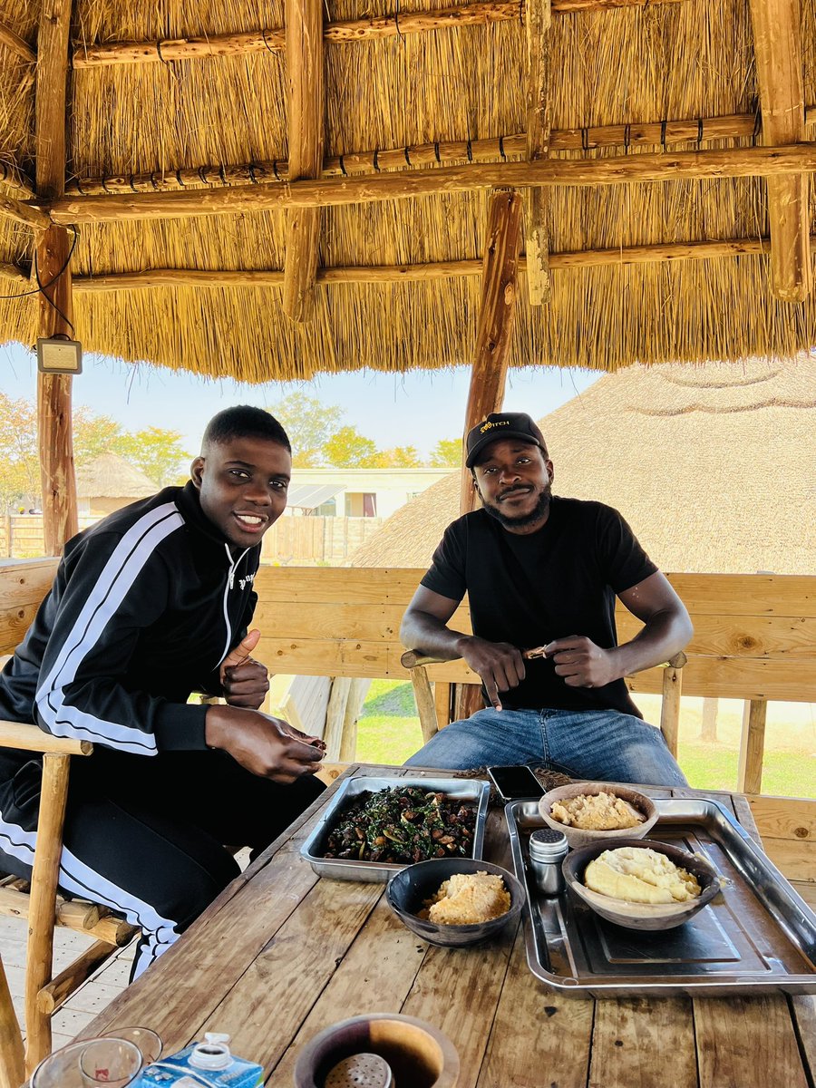terrymap1's tweet image. Ladies and Gentlemen I hosted the Premier League and Warriors midfield maestro @Nakamba_11 Marvelous Nakamba.😭😭. Bro drove down to the Village to support a brother. The humbleness of this guy is out of this world. Imagine having lunch with Nakamba in Village 6😭😭🙏🏿❤️❤️ God🙏🏿
