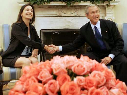 SonPolemicas's tweet photo. Entiendo perfectamente a gente de alcurnia, que apoye a Maria Corina Machado, ella es de su casta, de su elite y gobernará para ellos...Pero que hacen unos "huelefrito" apoyando a esa doña? Pendejos que sufren del "Complejo de Doña Florinda", para ella seguirán siendo "chusma" https://t.co/UNqCZH67YL