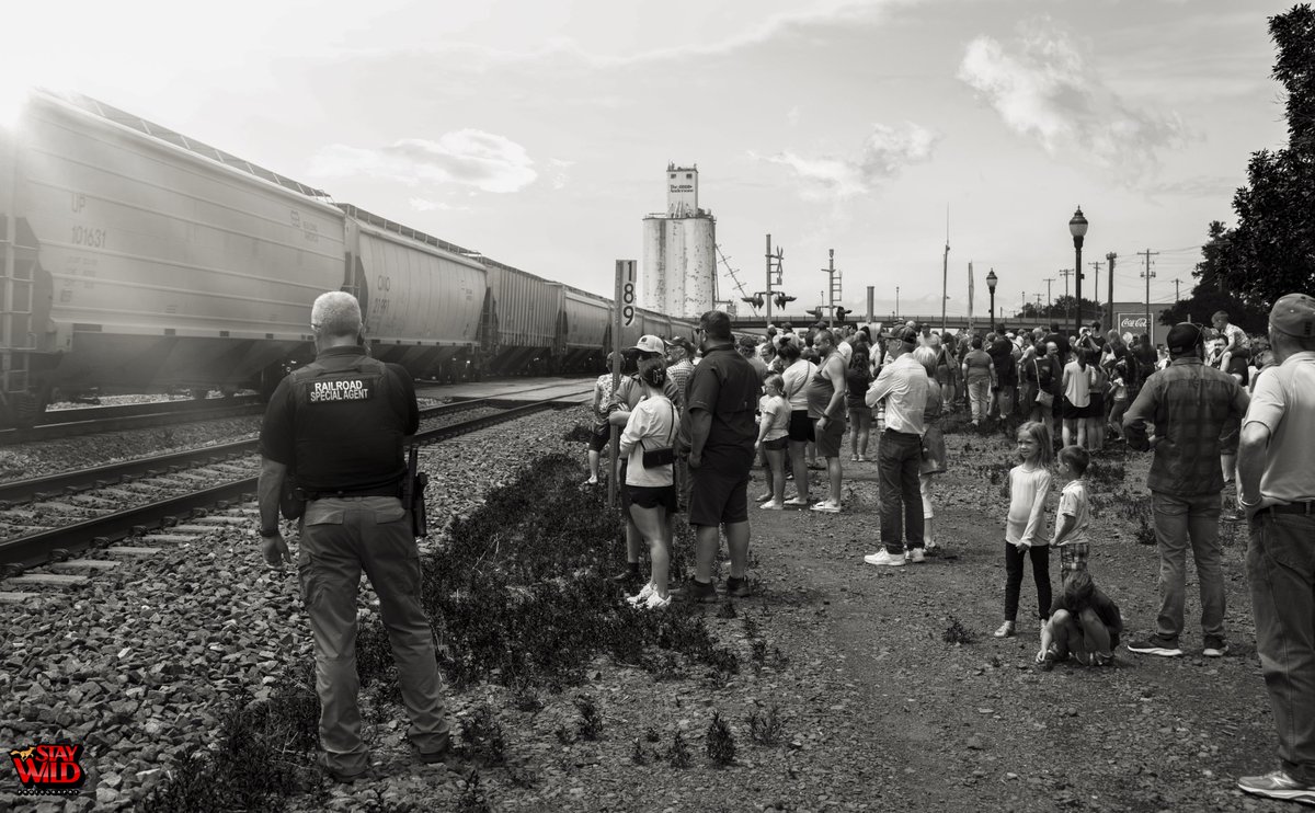 The crowd waiting to see BigBoy4014 at Kearney, Nebraska. 

#oldwest #trainlove #nostalgia #traintracks #railway #trainphotography #trainlovers #trainlife #trainstation #steamtrain #locomotive #traintravel #railroad #trainspotting #trainnerd 
#bigboy4014 #4014…