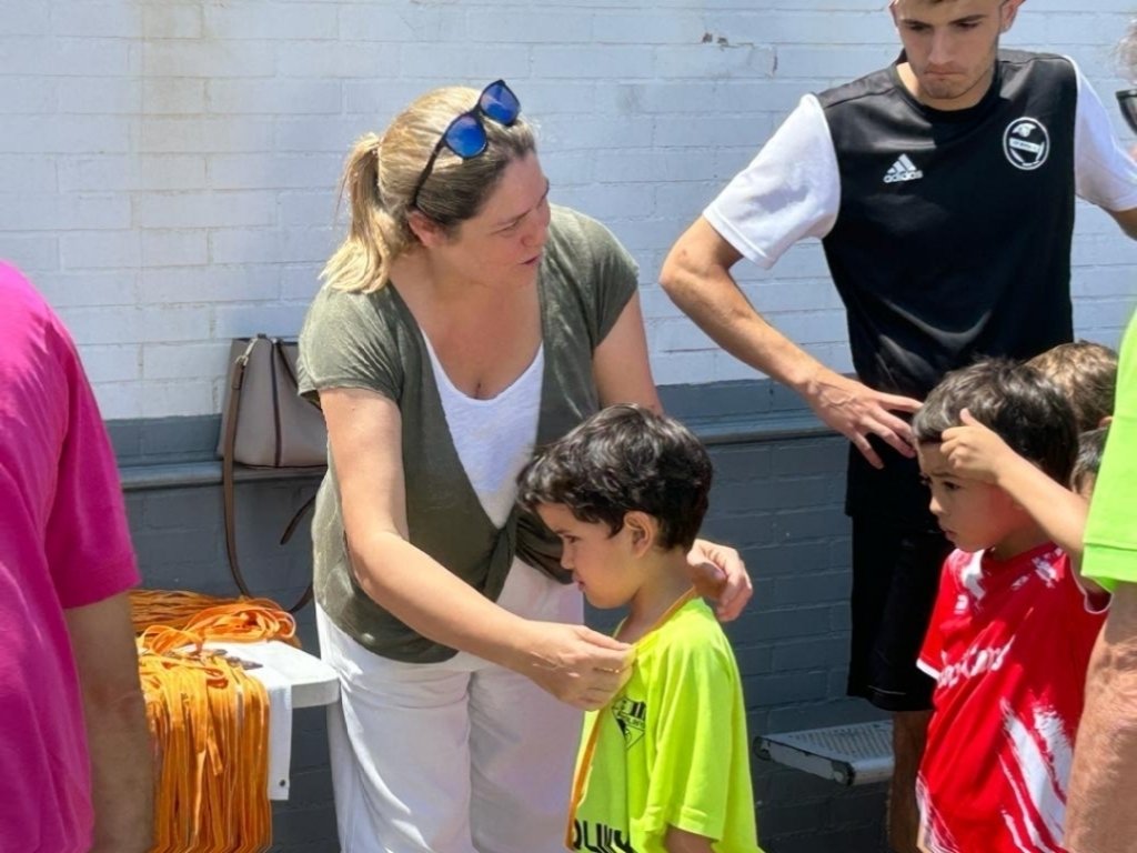 Eliberges's tweet photo. Un plaer compartir una estona amb el #CDpujades i entregar els premis a tots els participants a la 3a edició del torneig de futbol mascullí. @aiguesbcnclient #proximitat #ambtu #esportinclusiu https://t.co/lWeJoLo2qN