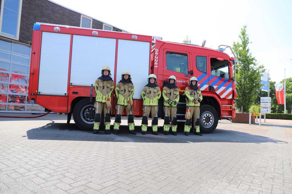 Vandaag herdenken we de brandweercollega’s in NL die tijdens het uitoefenen van hun vak om het leven zijn gekomen. De herdenking vindt traditiegetrouw plaats op de derde zaterdag van juni. Vandaag maken we het ereteken #brandweerherdenking