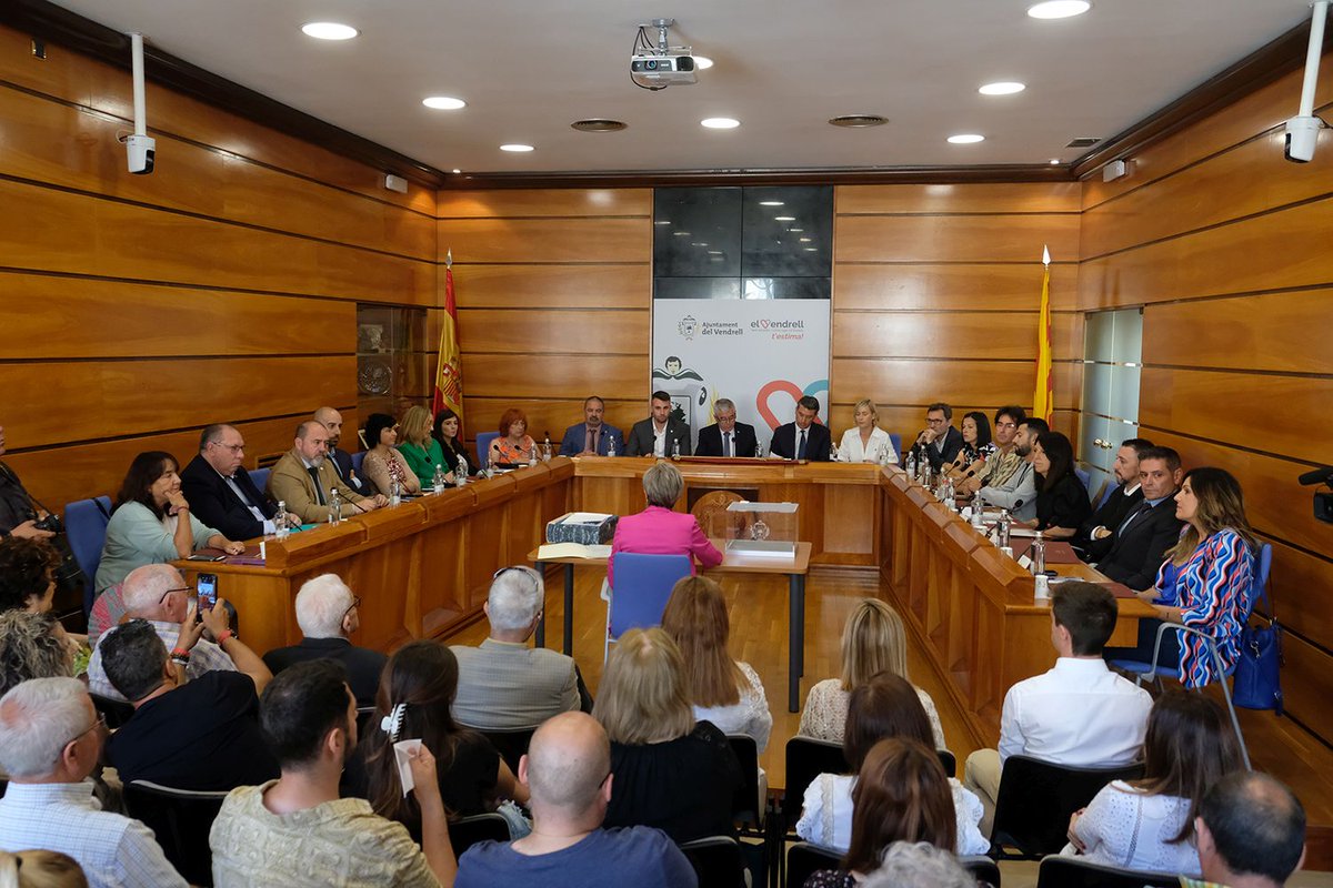 Es constitueix el nou Ajuntament del Vendrell amb Kenneth Martínez (PSC) com a alcalde 

bit.ly/3pa89aJ 

📷 Güixens Fotografia