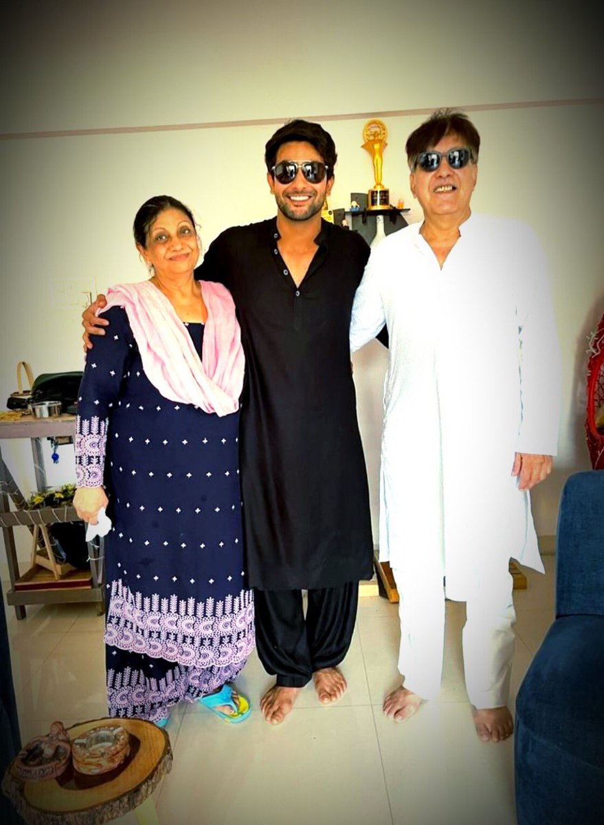 ArmineTomo's tweet photo. @SEAaward @fahmaankhan @fahmaankhan_ @TeamFKOfficial @fahmaanian I vote for #FahmaanKhan for the title of Best Performance in a leading Role (Male) #stareminenceaward2023fahmaankhan #stareminenceaward2023 https://t.co/By4Dgkkgbt