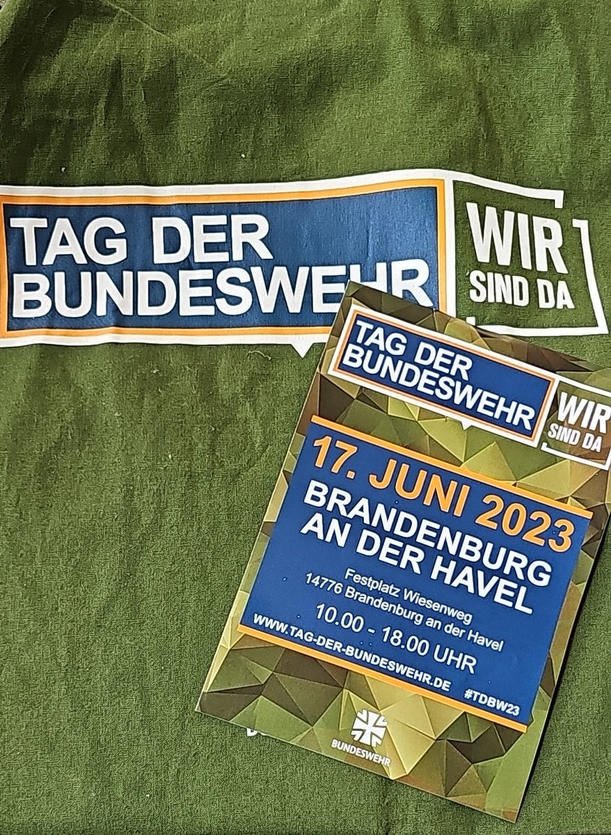 Alex_Dreiser's tweet photo. Strahlender Sonnenschein beim Tag der Bundeswehr in Brandenburg. Es gab viel zu sehen für die zahlreichen Besucher. Natürlich mit dabei der Deutsche Bundeswehrverband. https://t.co/ENkB44m2ts