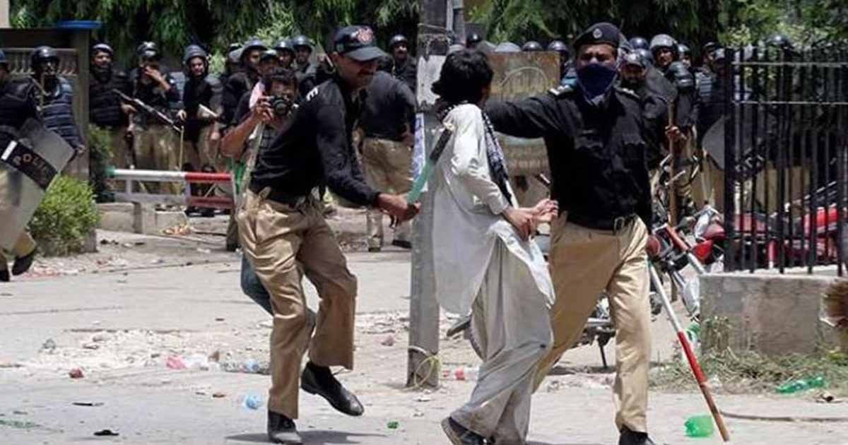 وہ ہی قاتل، وہ ہی شاہد، وہ ہی منصف ٹھہرے
اقربا میرے کریں خون کا دعوہ کس پر