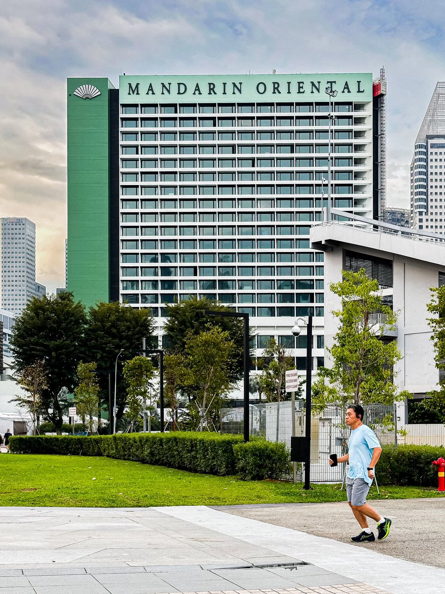 javanng's tweet photo. Mandarin Oriental Singapore spotting a new green tones facade.
#singapore #strideby #mandarinoriental #shotoniphone #seemycity #luxuryhotels #visitsingapore https://t.co/IFWiz5ReBY