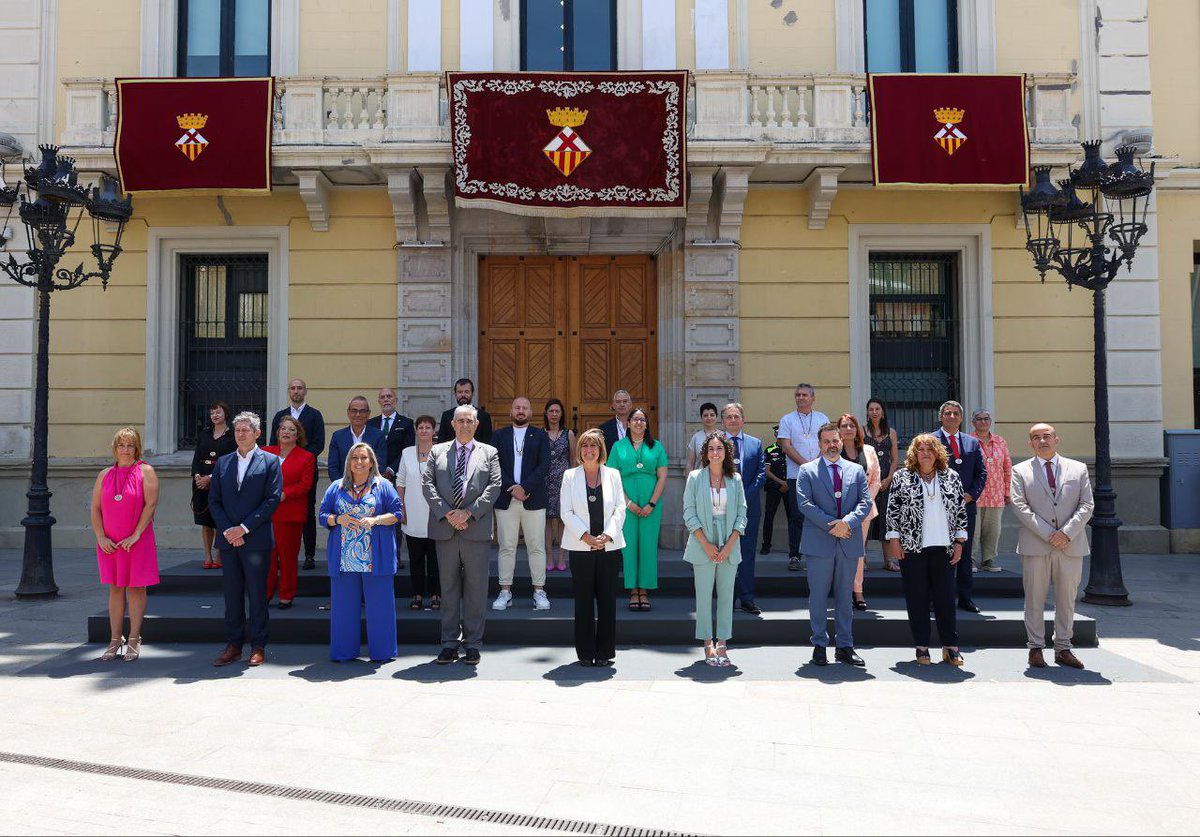 ☑️ Fotografia de grup de la composició del Ple municipal del 12è ajuntament democràtic de #LHospitalet.  

💪Molta sort i encerts!