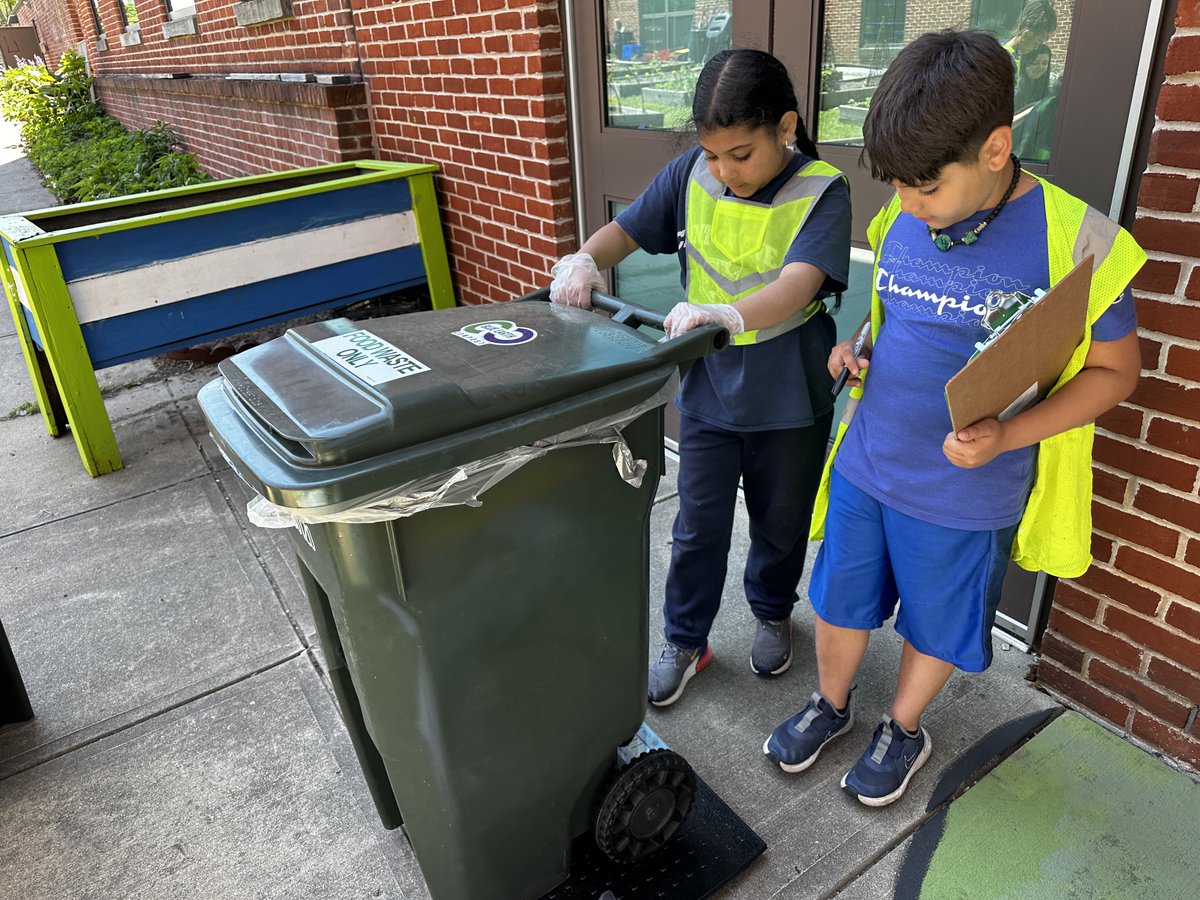 The results are coming in from the student cafeteria #foodwaste audit at Clinton Ave School! Students use pet scales to weigh food waste in containers provided by @BluEarthCompost and matching grants from @SustainableCT @SC_CT_RWA and the Greater New Haven Green Fund