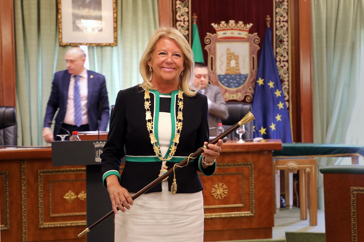 🔊.@AngelesMunoz_ ha tomado hoy posesión como alcaldesa de Marbella en el Pleno Extraordinario de Constitución de la Corporación Municipal👉goo.su/gGFaI

#Marbella