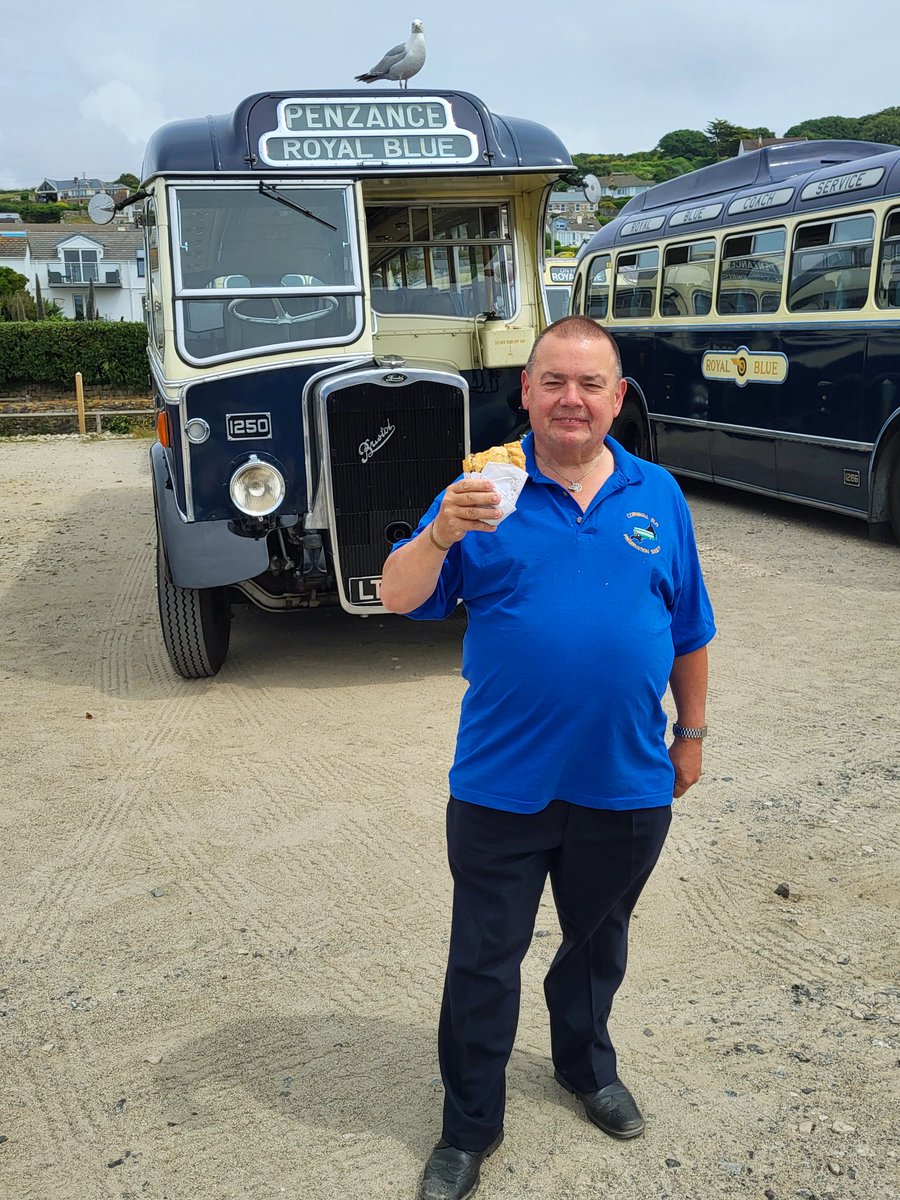 HeritageBuses's tweet photo. #RoyalBlueRun Lunchtime in Marazion! #Cornwall #pasty #seagull https://t.co/kyKkYtMYXd