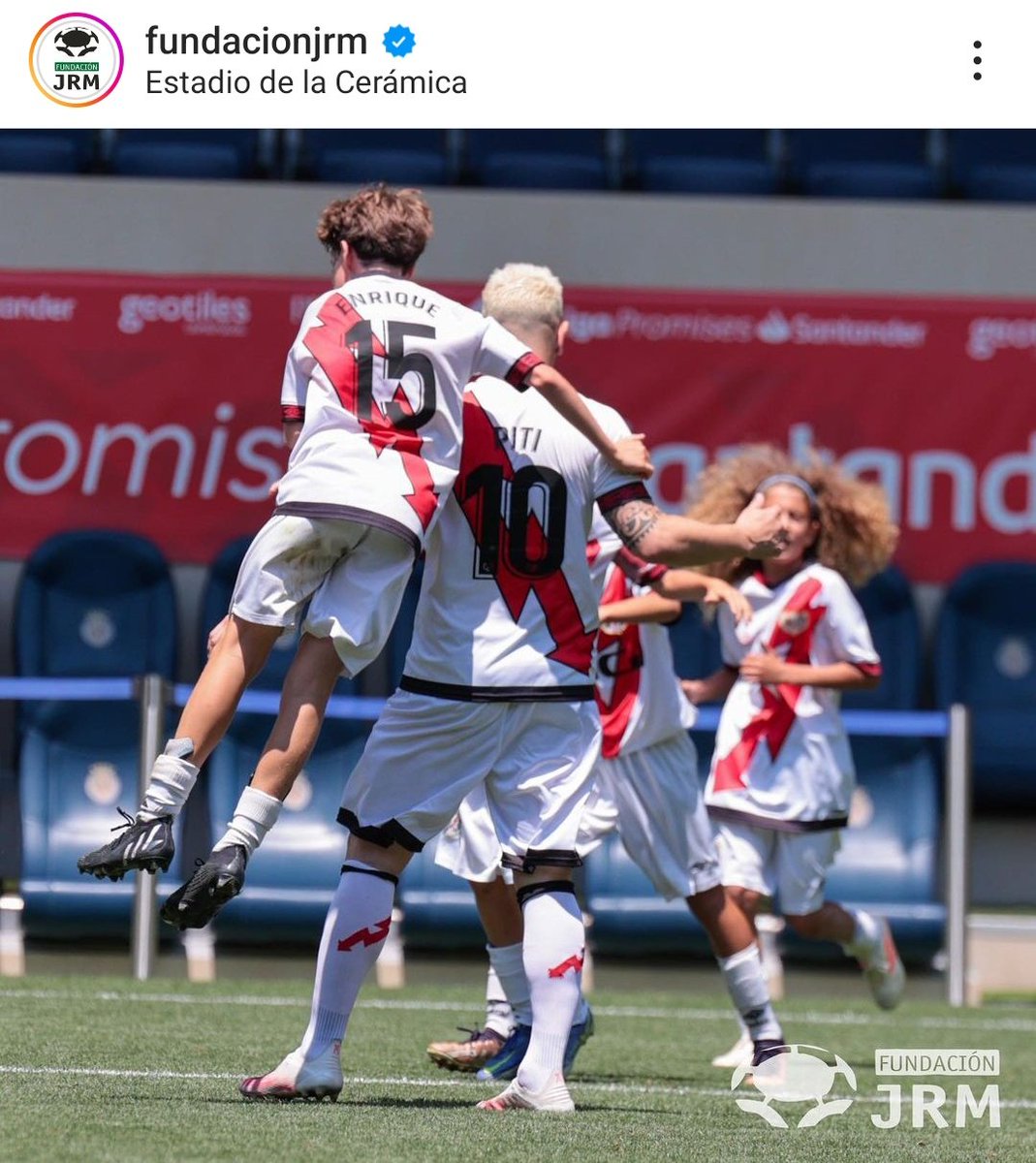 Vaya fotones nos están llegando de #LaLigaPromises gracias al currazo de @fundacion_JRM En la foto de la izquierda Darío Robles (jugón absoluto) protegiendo de espaldas y a la derecha Enrique Lerroux (central 🔝🔝) celebrando con el gran @10Piti