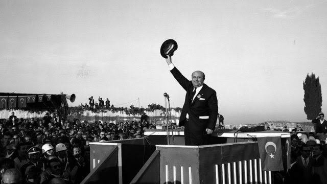 9. Cumhurbaşkanımız, gönüllerde taht kurmuş büyük devlet adamı Süleyman Demirel’i vefatının 8. yıl dönümünde saygı ve minnetle anıyorum.