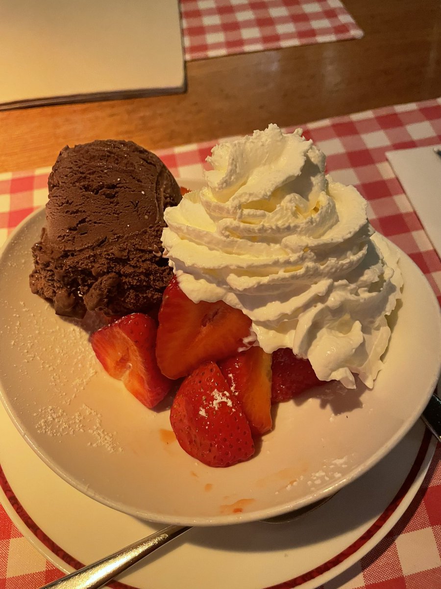 Ich hatte heute ein köstliches Dessert mit frischen Erdbeeren und Schokoladen-Eis im BLOCK HOUSE 🍓🍨. 

#steak #steakhouse #BlockHouse #blockhouse #berlin #sommer #restaurant #dessert #nachtisch #berlinmitte #lecker #friedrichstraße