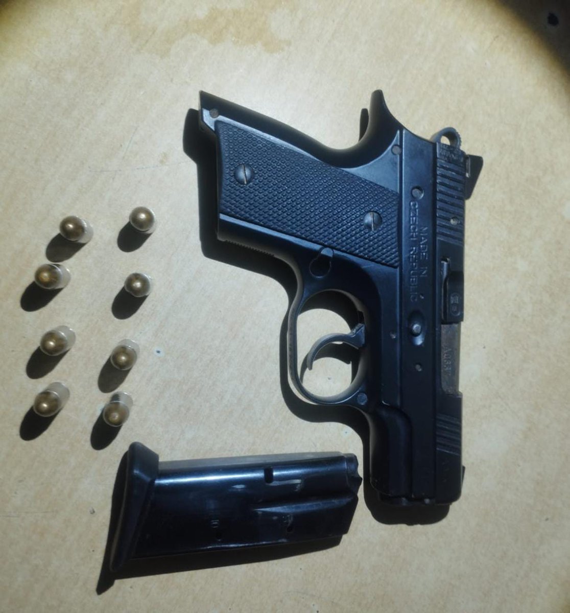 PNCdeGuatemala's tweet image. Mientras que Ludwig “N” de 26 años, fue detenido en la calzada Jerusalén de la zona 1 de Tiquisate, Escuintla, al identificarlo de le incautó, una pistola sin la licencia de portación extendida por la #DIGECAM