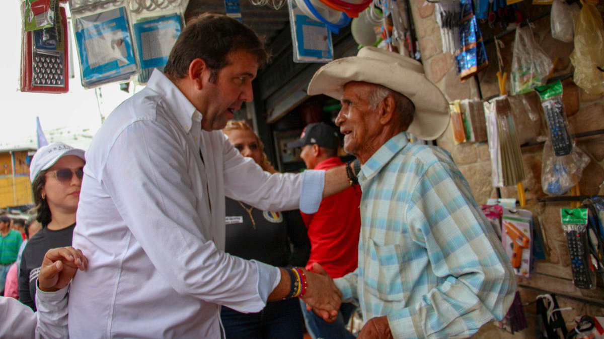 prospericarlos's tweet photo. Seguimos recorriendo #Portuguesa, ahora desde Chabasquén - Mcpio. Unda, tierra agrícola conocida por su café. Hoy en día, este cultivo está en decadencia debido a la crisis de combustible, la mala vialidad que dificulta la recolección y comercialización del producto.
Mi compromiso con ustedes es innovar e impulsar el sector agricola para expandir la producción nacional #DemosElPrimerPaso