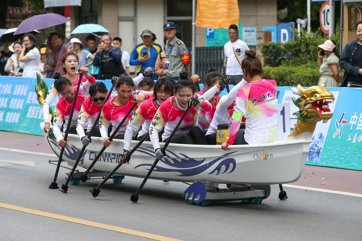 ChinaDaily's tweet photo. #TrendingNow A thrilling land-based dragon boat race was held in Kunming, Yunnan province. It was a fantastic display of teamwork and determination! https://t.co/5jIyfvfhlk