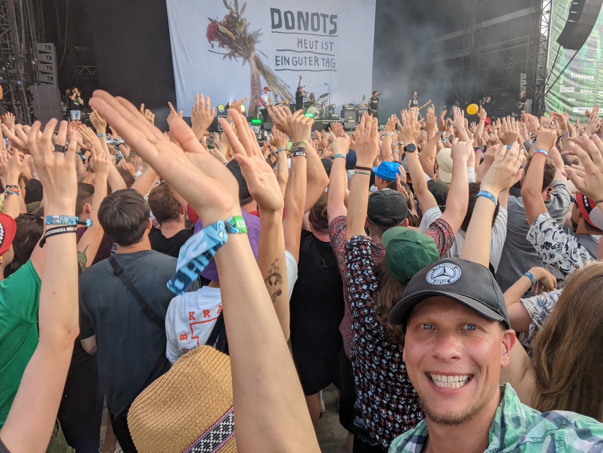 #southside2023 #Donots #Saufzeit beste Stimmung bisher bei den Donots. Später kommen u.a. noch #PeterFox &amp; #Kraftklub