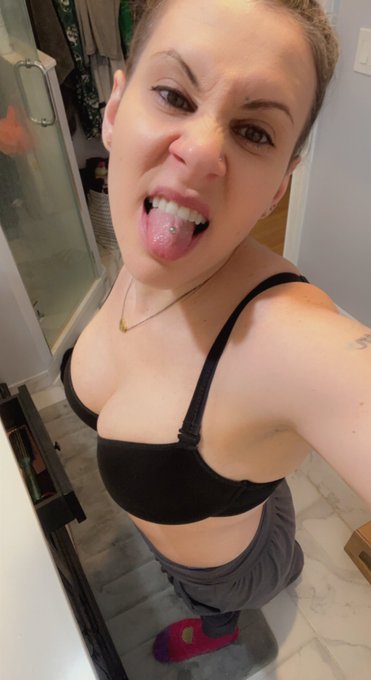 I&rsquo;m alive. 😘 https://t.co/vhQn5bhZdF