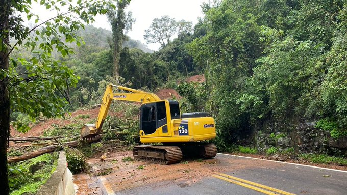 BRASIL -AlertaDNIT: as equipes de manutenção trabalham, neste sábado (17), na remoção da queda de barreira no km 181 da BR-116/RS, em Nova Petrópolis. Há máquinas na pista para o serviço de desobstrução da via.