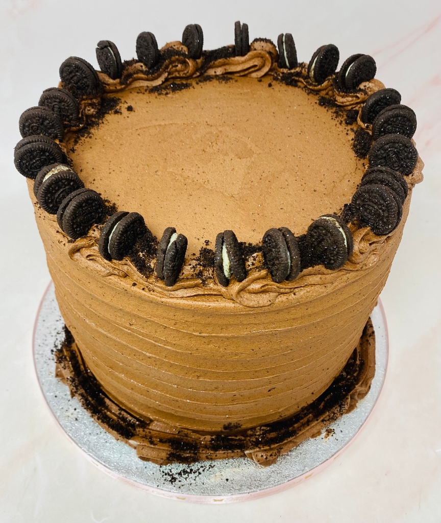 Happy 18th Daphne ❤️ ⁠ Celebrating with this 9" 3-layer #OreoCake ⁠🍰Order your bespoke cake on my website, link in bio.  ⁠I bake and decorate from my kitchen in #ClaphamJunction, I love designing #BespokeCakes for your special event!⁠