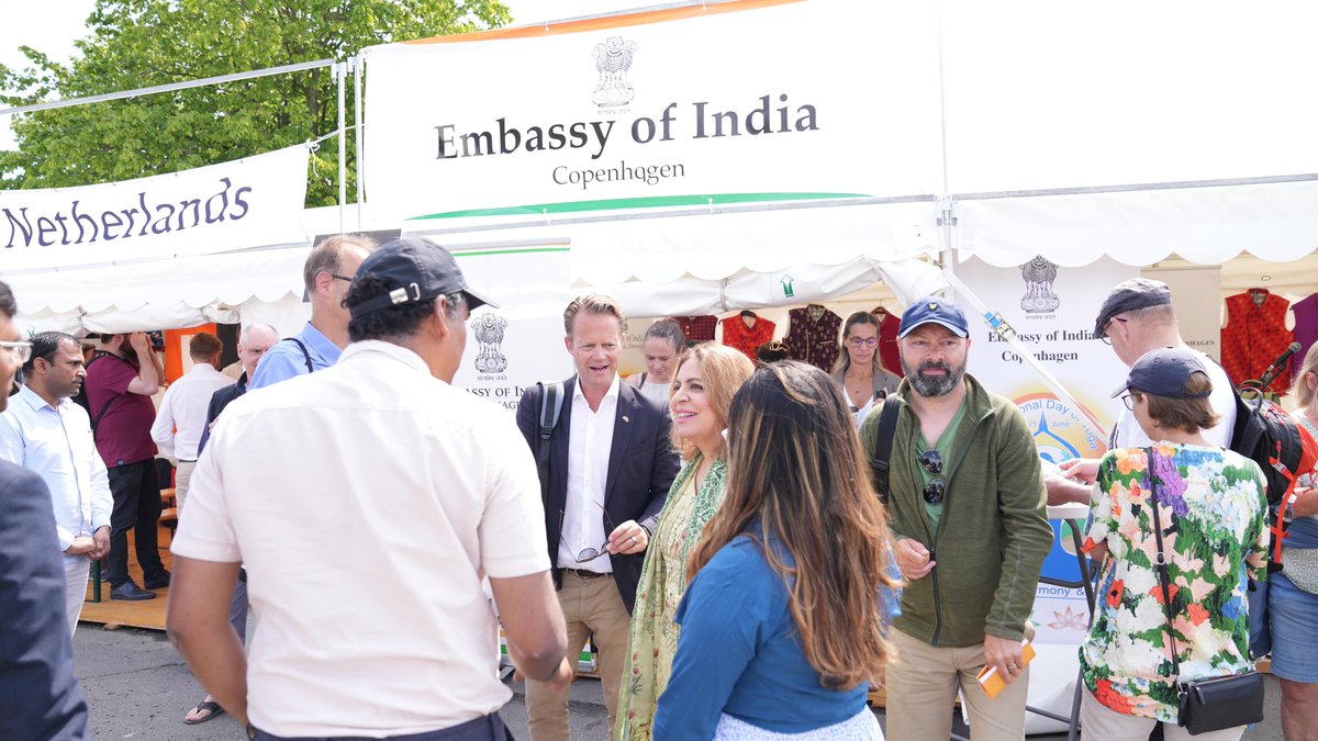 Former Danish Foreign Minister @JeppeKofod and Ambassador @Pooja_Kapur spoke at a session on 'India’s Moment' at the India stall at the people's festival, #Folkemødet, followed by an engaging Q&A session. #GreenStrategicPartnership #IndiaDenmark #dkpol #dkbiz