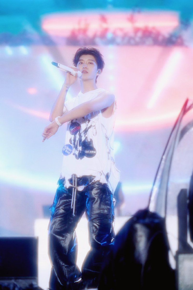 dailyfcc's tweet photo. 230618 #fanchengcheng studio weibo update

fan chengcheng at 'create the universe music festival'🎵 (2/3)

#范丞丞 #판청청 #ฟ่านเฉิงเฉิง #phạmthừathừa https://t.co/rEbXfyrSyS