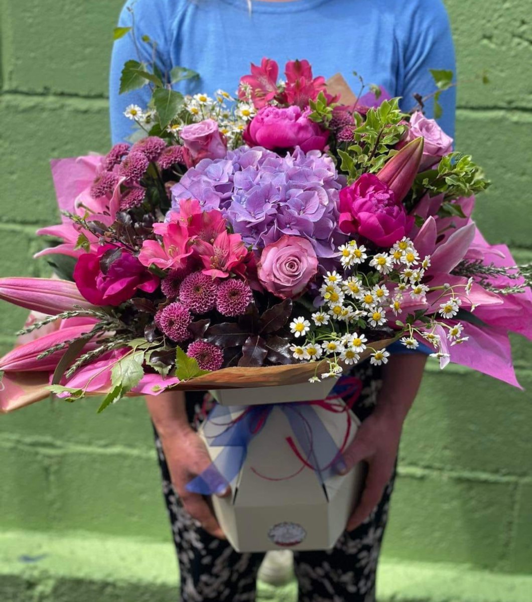Floral essence 
And weekend is here🎉☀️
#bouquet #flowerdelivery #floralessenceportlaoise #pinks #pretty #bouquetinabox #portlaoise #lovelaois #summerbouquet
👌 This is a #sponsored post, supporting business in our community 💕