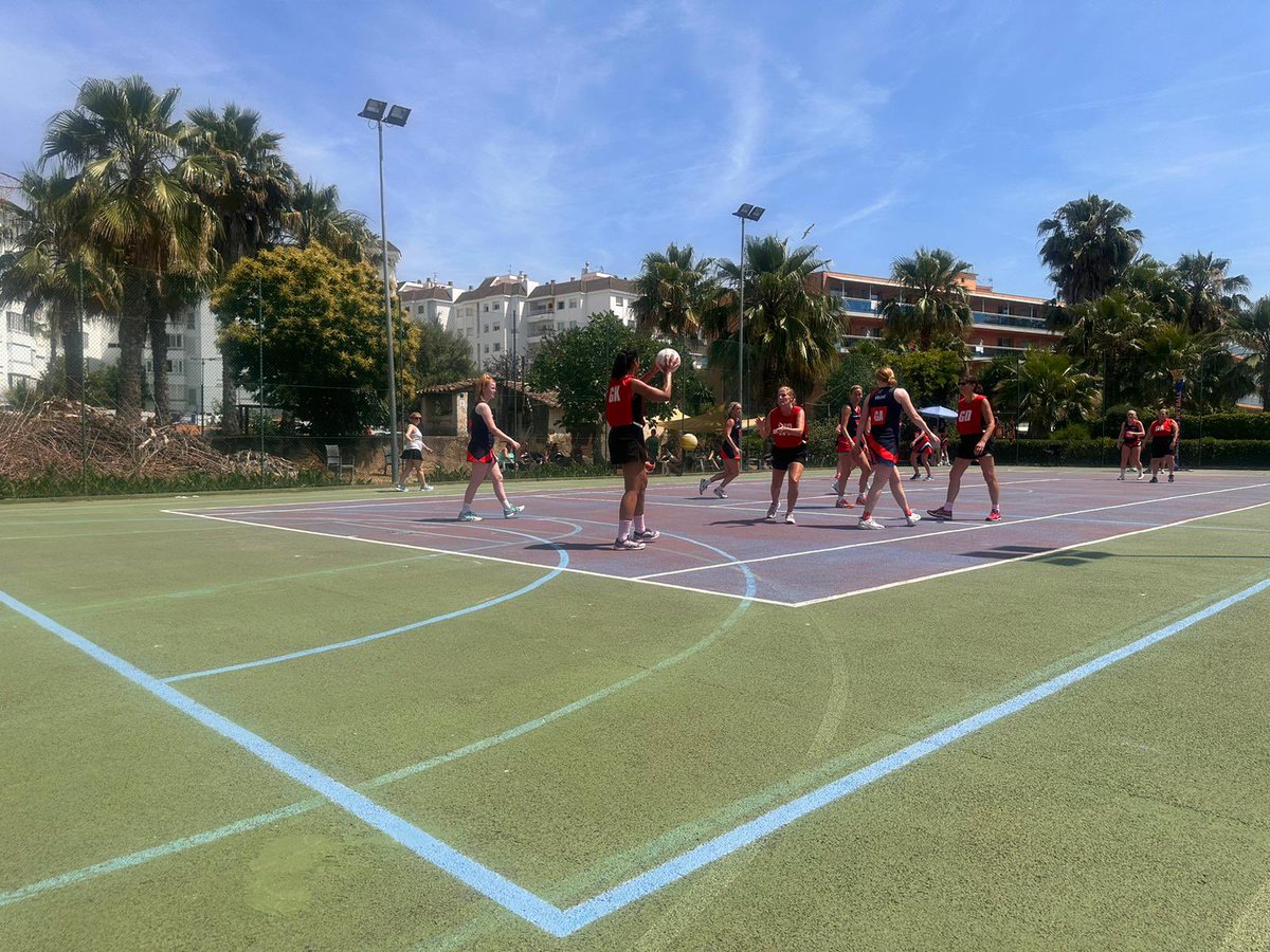 NetballSwp's tweet image. Last game of the day against The Dome. 
Close match and the girls fought hard. 
9-8 to the Dome. 

Now to catch that tan 🌼☀️