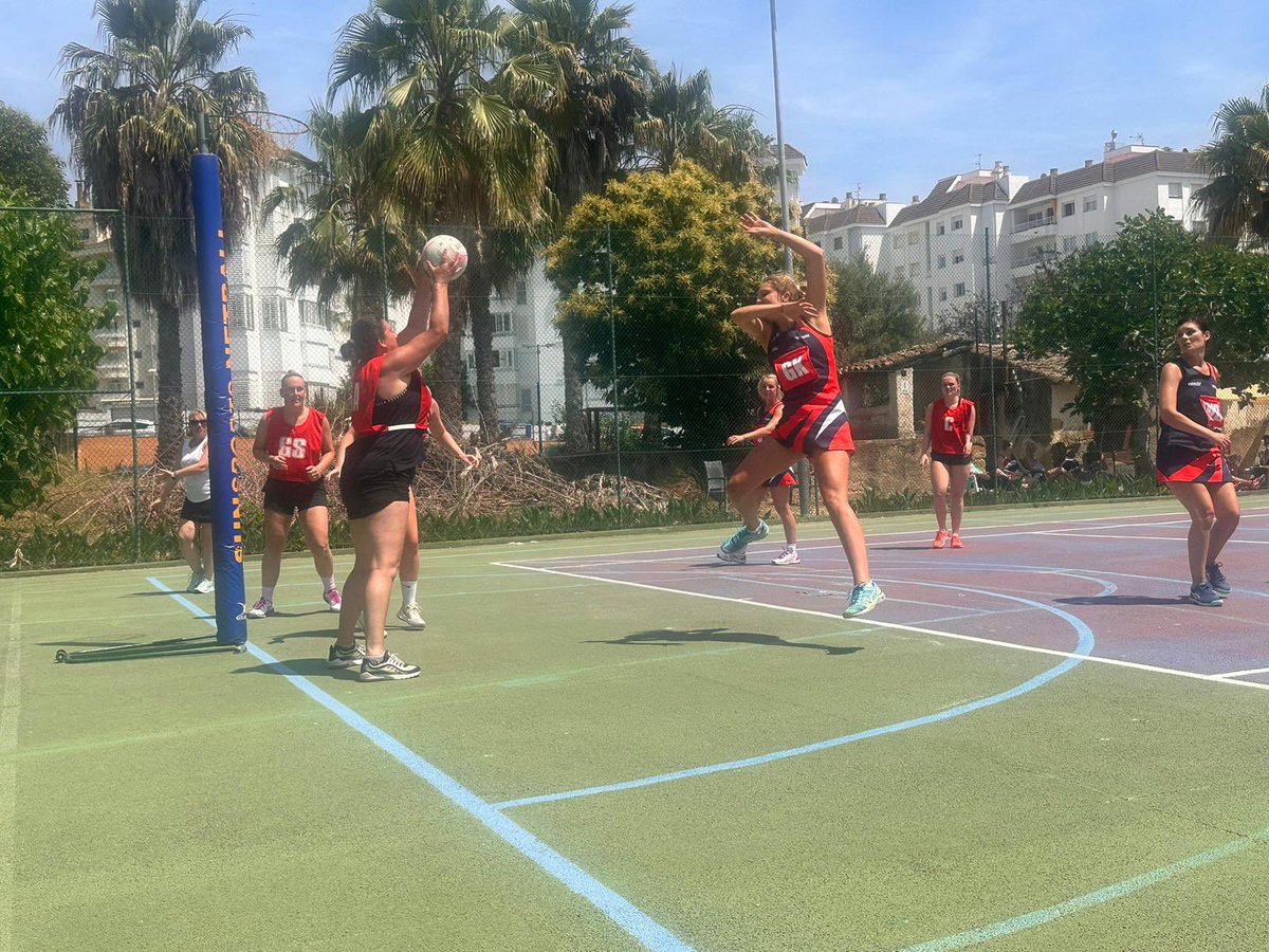 NetballSwp's tweet image. Last game of the day against The Dome. 
Close match and the girls fought hard. 
9-8 to the Dome. 

Now to catch that tan 🌼☀️