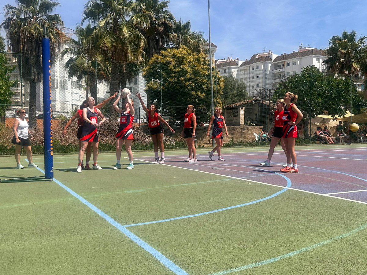 NetballSwp's tweet image. Last game of the day against The Dome. 
Close match and the girls fought hard. 
9-8 to the Dome. 

Now to catch that tan 🌼☀️