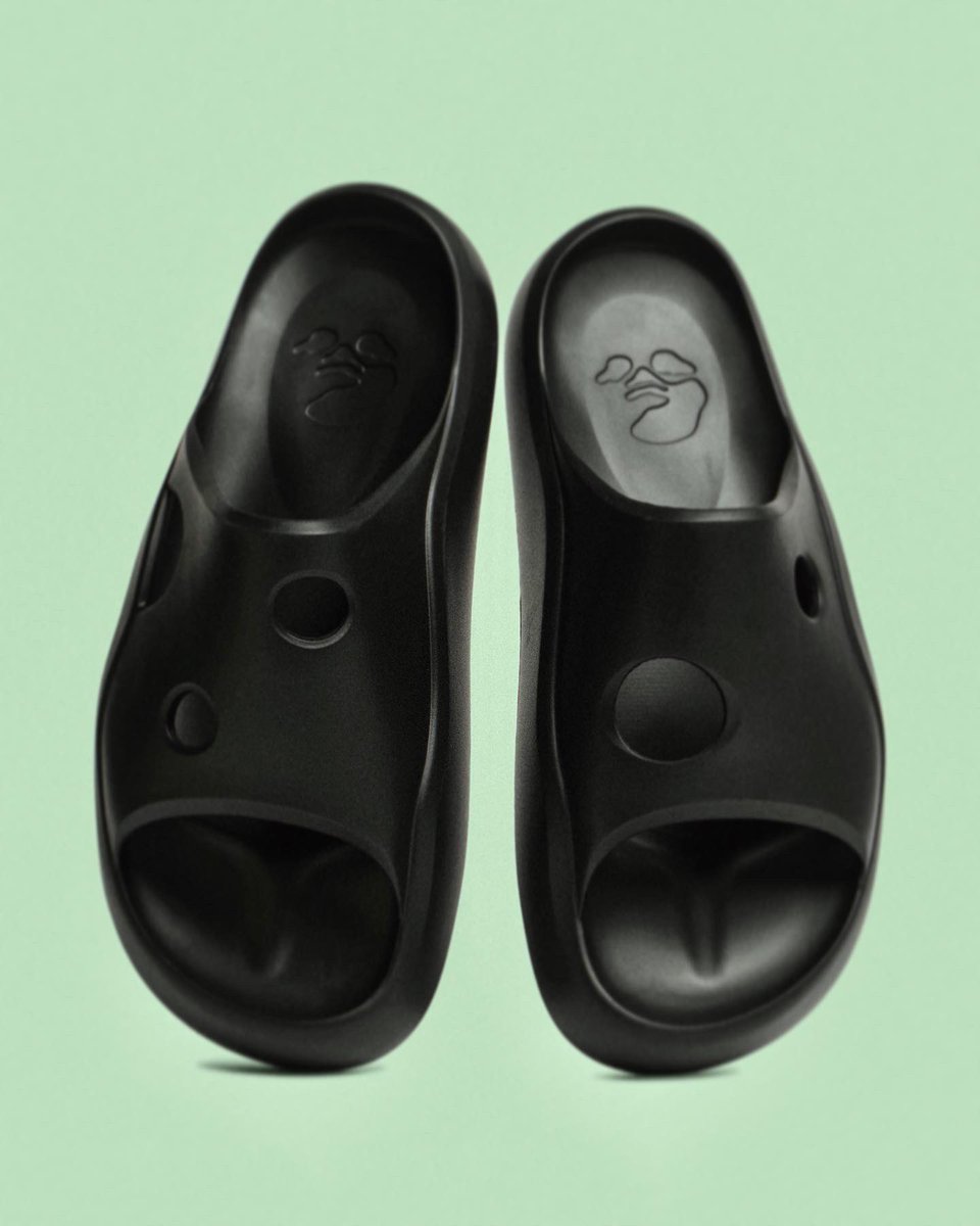 wrongweather's tweet photo. Featuring the Meteor Slides by OFF-WHITE in a single moulded rubber form.
Explore the full Sandals & Slides footwear selection at https://t.co/fx4m5zjbLX 🌦️ #offwhite #streetwear #concepstore #fashionstore #menswear #virgilabloh https://t.co/e2yZmm7TQ6