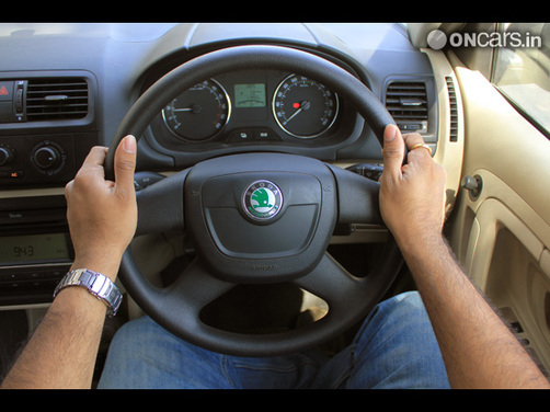 ElBadiablo's tweet photo. Hoy aprendí que la regla de agarrar el volante a las 10 y las 2 no solo ya no se usa, es peligrosa. 
La recomendación es a las 9 y 3 como piloto de F1. Por las bolsas de aire es peligroso sostenerlo como antes y las manos tan arriba pueden hacerte sobrevolantear en una emergencia https://t.co/3ziPTI6oJw