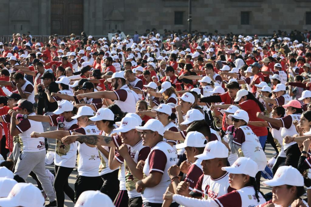 BoxeoCDMX's tweet photo. Toda una fiesta con 30 mil participantes que llenaron el Zócalo de la Ciudad de México en la #ClaseMasivadeBox 2023. https://t.co/AZzhCxTxUv