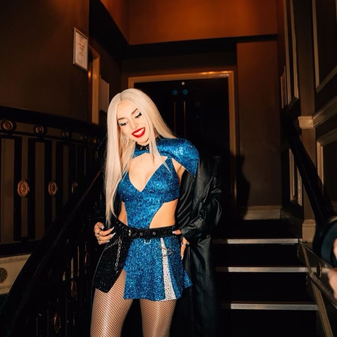 De acordo com <a href="/keIIenmax/">kełłen</a>, que conheceu <a href="/AvaMax/">AVA MAX</a> e seu empresário pessoalmente no show de hoje em Dallas, Texas, os visualizadores foram guardados para "algo grande".

Créditos <a href="/InfoAvaMax/">Info Ava Max</a>