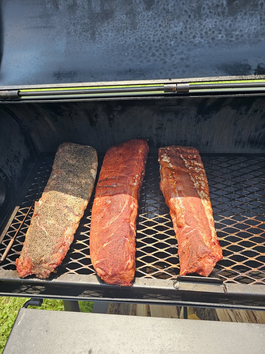 joshwoolard1's tweet photo. Ribs with three different rubs. #oldcountrybbqpits #meatchurch https://t.co/byCceVXGNQ