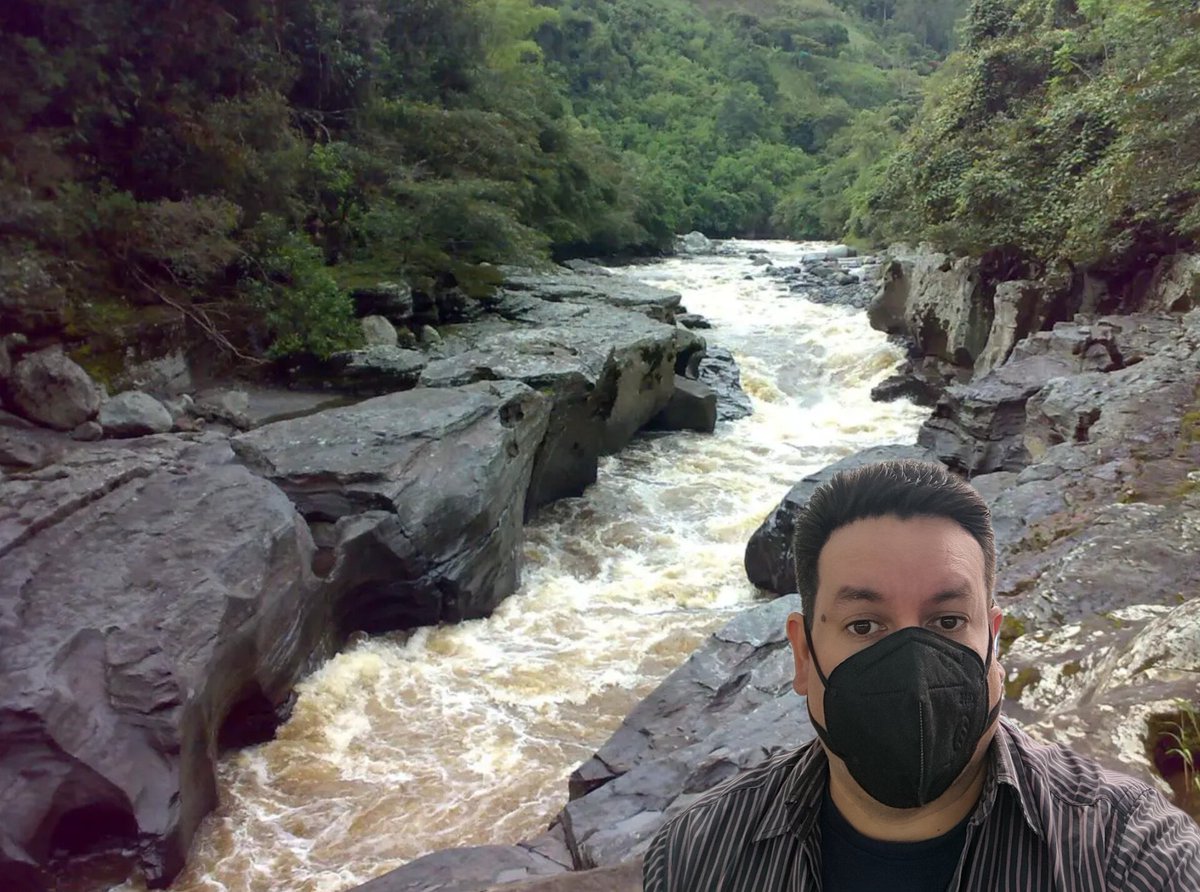 Aquí estoy en el río, esperando que FEMSA bote su producción de COCA COLAS de 2 litros porque no la pueden llevar a ccs por falta de gasolina...
