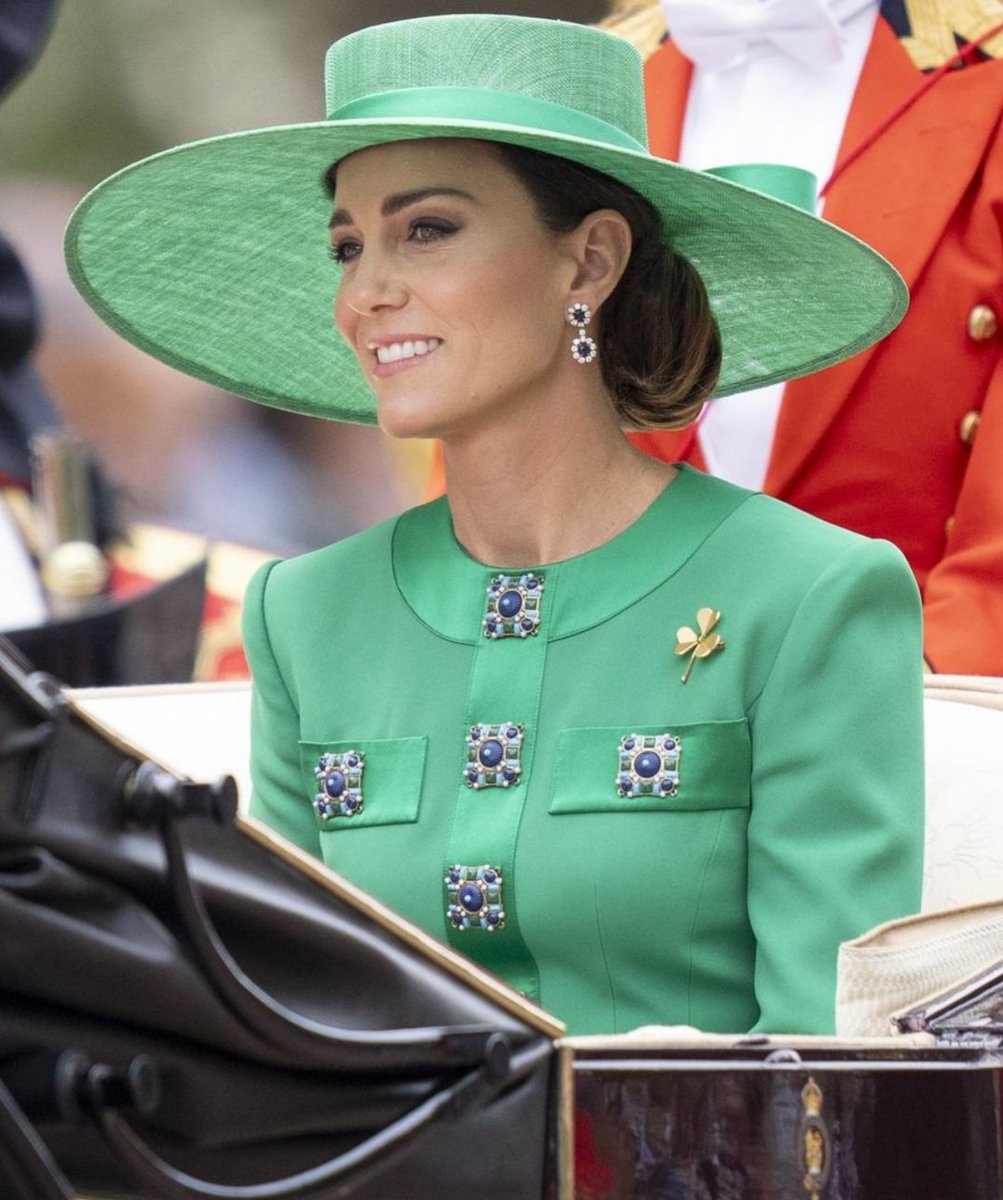 EnglishRose543's tweet photo. Another amazing
#TroopingtheColour so proud of our 🇬🇧 soldiers. The RF looked incredible today, especially the women, but you have to
wonder though, how many troupes wished their #ColonelinChief looked as stunningly beautiful as the #IrishGuards Colonel
#PrincessCatherine 🥰 https://t.co/BEkoMfTR6r