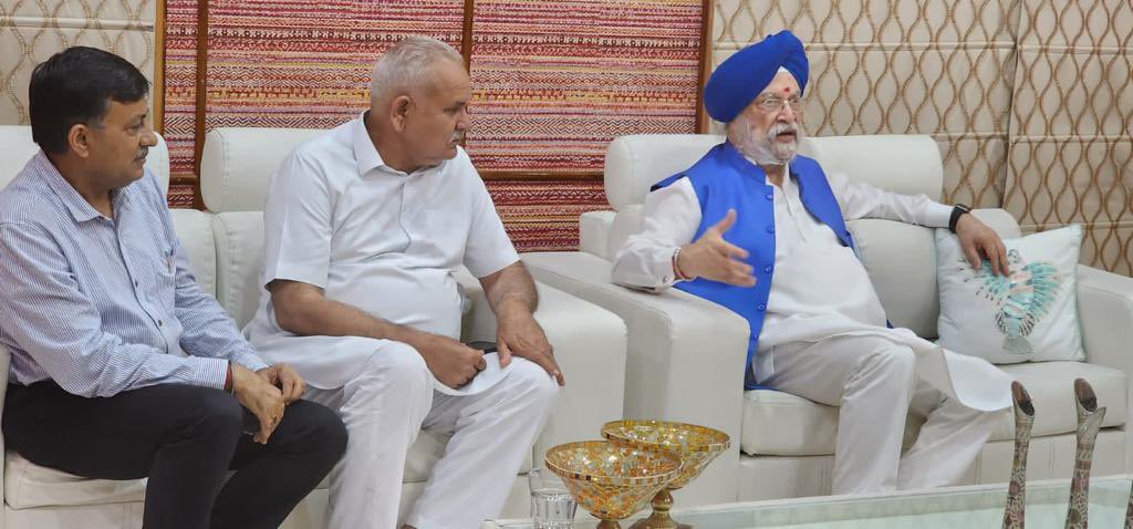 bjpjmudistrict's tweet photo. Union Minister @HardeepSPuri ji met with Sh Subash Choudhary  Ji , a prominent( #JKChannel ) media house in J&amp;K .Discussed the transformational change that is sweeping across J&amp;K under the leadership of PM Narendra Modi ji during #9YearsOfSeva 

@BJP4India @RekhaMAHAJAN7 https://t.co/DXuBfhWAWU
