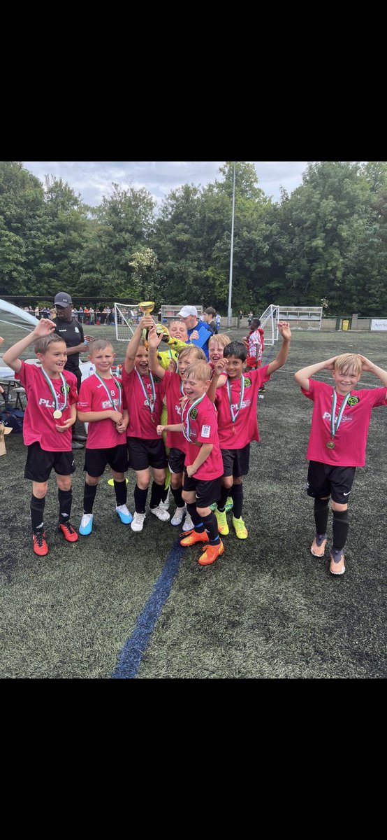 Congratulations to our undefeated 22/23 season u9s Youth who lifted the Whyteleafe Cup today!! What a team of ballers 💚🖤🏆