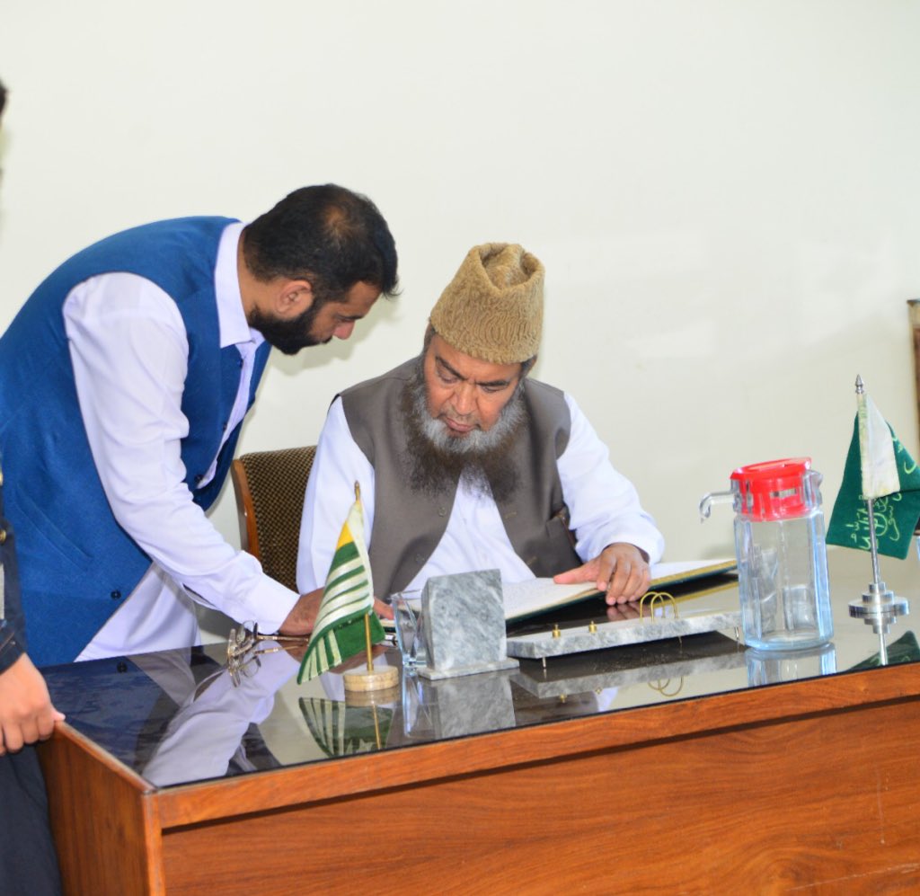 DanialShahab's tweet photo. ناظم اعلی مرکزی جمعیت اہل حدیث پاکستان سینیٹر حافظ ڈاکٹر عبدالکریم کوسرپرست جماعت کشمیرمحی الدین اثری ان کے دورہ کشمیرکے موقع پرشیلڈ پیش کررہے ہیں،سید سبطین شاہ نقوی،ملک سیلمان منگلہ کو بھی اعزازی شیلڈ پیش کی گئیں،ناظم اعلی پاکستان نے مہمانوں کی کتاب میں اپنے تاثرات بھی قلمبندکیے https://t.co/0SUEdaLZsP