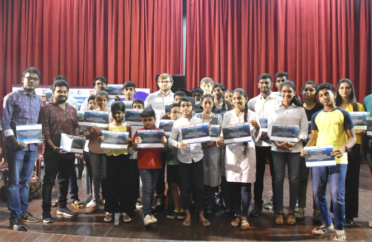 🎼Today Russian House in Chennai again is full of beautiful melodies! 

A unique chance has been provided to Indian music students to receive a master class from Russian musicians! 

#RussianHouseChennai #RussiaDay #ClassicalMusic #StPetersburgMusicHouse
#Piano