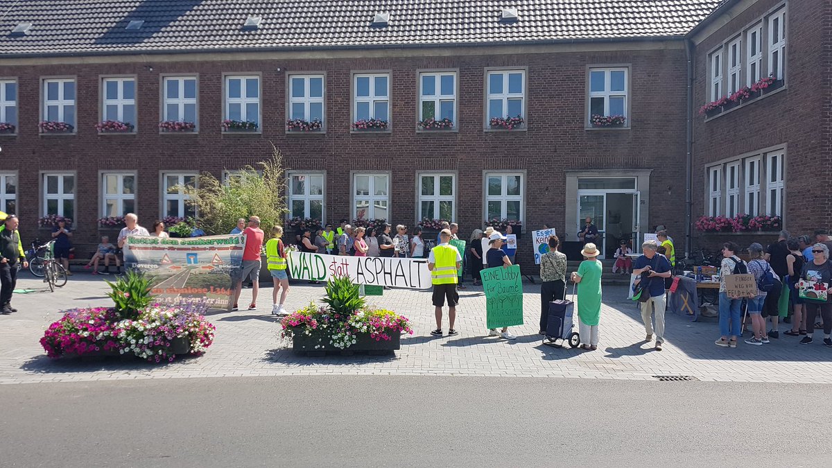 Demo heute vor dem Rathaus Hückelhoven.
Für den Erhalt des #Junkerwald gegen den Bau der #L364n 
Durch den Bau dieser 100m breiten 12km langen Trasse soll in Zukunft ein Gewerbegebiet erschlossen werden.