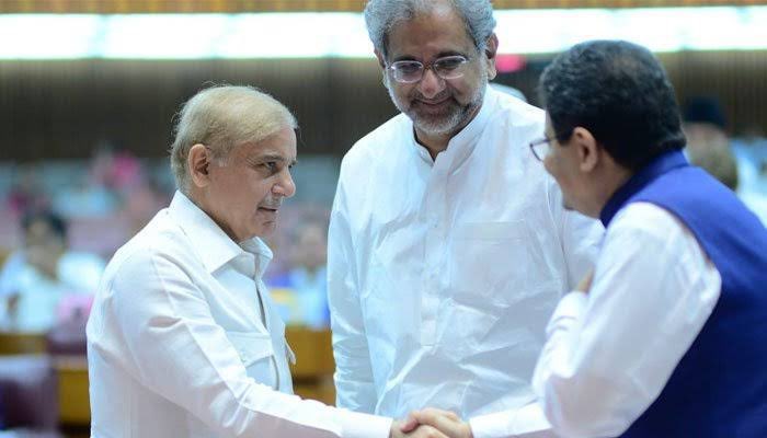 TFPBetterment's tweet photo. If someone can ealborate the sentiments of PMLN workers, Voters , Supporters it should be something like this.
We stand with Ishaq Dar But we will not let Miftah and Shahid Khaqan Abbasi to go anywhere.
We should stay united under #PMLN.
#ThinkForPakistan #PMLN #IshaqDar https://t.co/j9VoOSSOZj