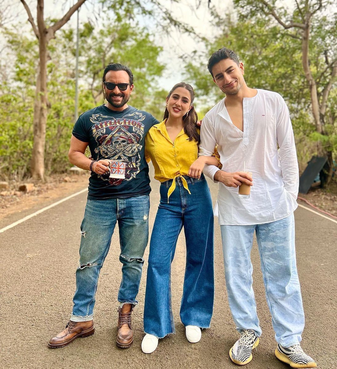 Good looks run in the family 😍 Sara Ali Khan strikes a pose with dad Saif Ali Khan and brother Ibrahim!

#saraalikhan #saraalikhanpataudi #saifalikhan #ibrahimalikhan #familygoals