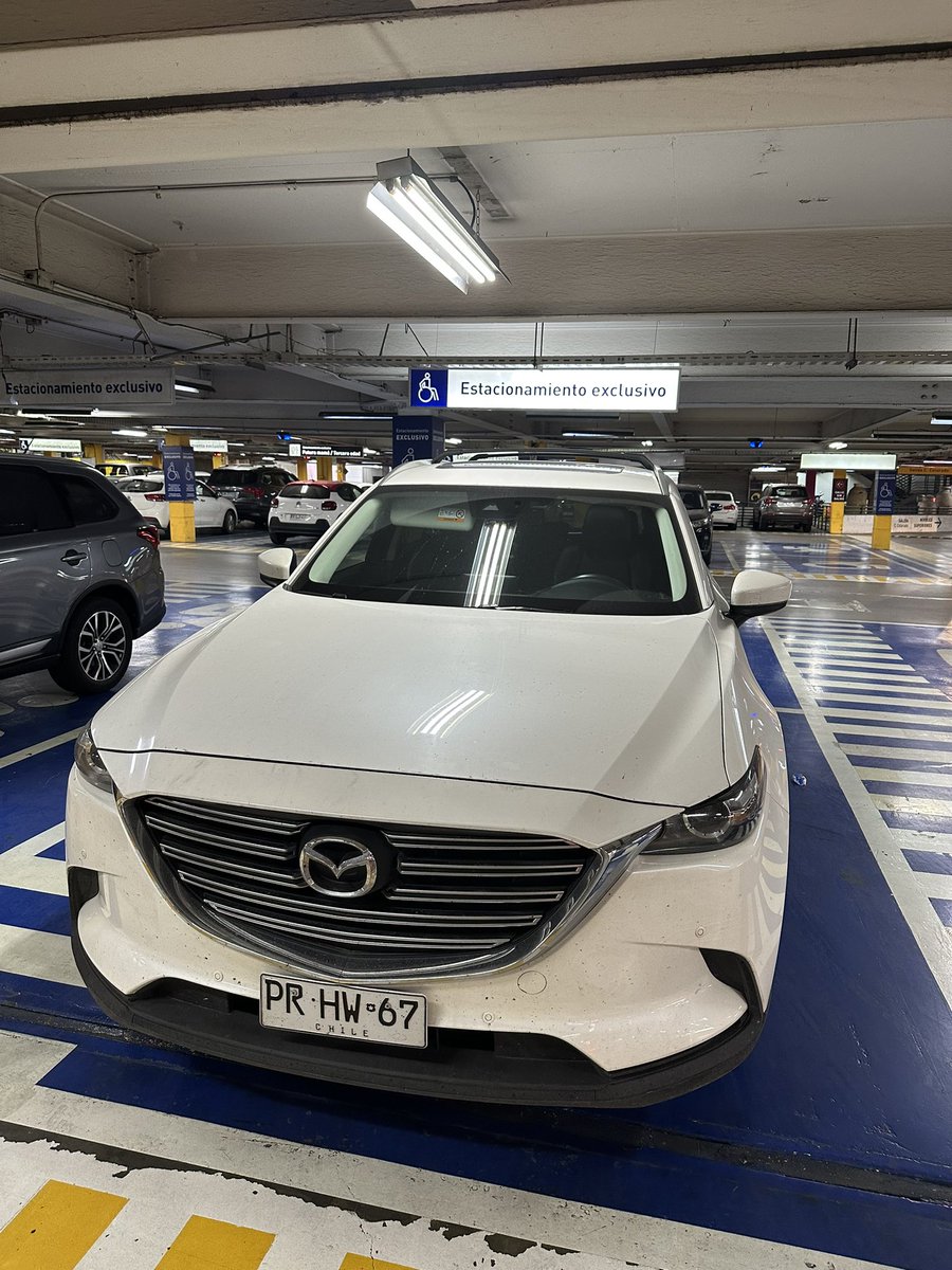 Kevin_Lindsay's tweet photo. @Muni_LasCondes @LC_Seguridad @ParqueArauco auto estacionado en estacionamiento exclusivo sin carne de discapacidad en parque arauco https://t.co/YJ3W25cSWw