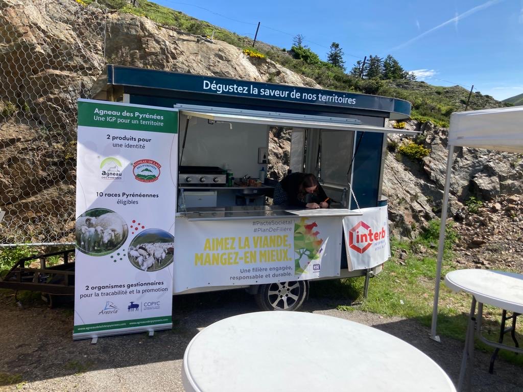 Interbev_Oc's tweet photo. ⁦@RouteOccitanie⁩ : de Gimont (32) à Nistos (65) avec la présence des filières Label Rouge et Bio (agneau, boeuf, veau)et de la viande chevaline au départ de la course comme à l’arrivée pour de nombreuses dégustations ⁦@LesFlexitariens⁩ ⁦@Interbev_fr⁩ https://t.co/mBmhWv8ulA