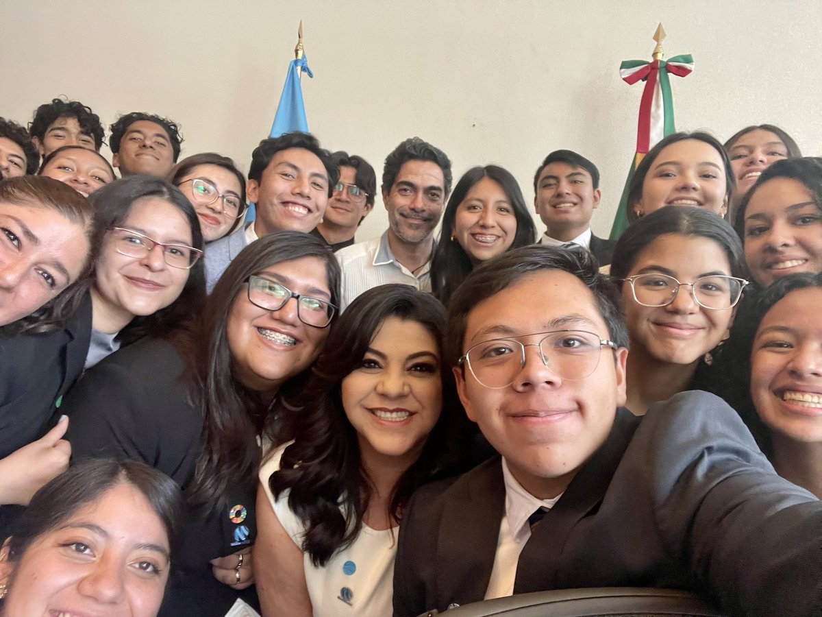 globalmuners's tweet photo. 🤳🏻Selfie de las y los #MUNers con el Consejero @RobertoDeLeonHu, tras la plática “La Paz Empieza Conmigo”, la cual se convirtió en un interesante diálogo. 🕊️🌎🇺🇳🇲🇽🤜🤛🔥
#SomosMUNers #SomosONU #WPS1325 #PK75 #A4P #ActionForPeacekeeping  
@ejaramillon @SRE_mx @ONUMX @CINUmexico https://t.co/MHxD7gRV4b